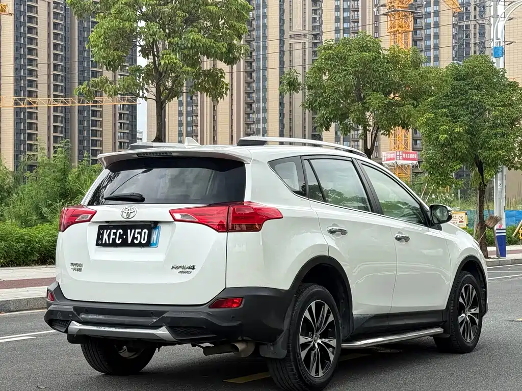 Toyota RAV4 2015 — фото 5