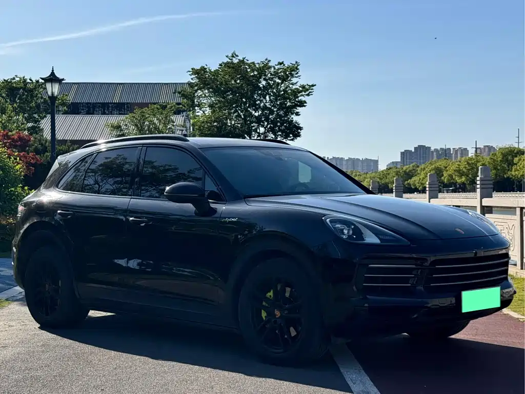 Porsche Cayenne Hybrid 2021 — фото 1