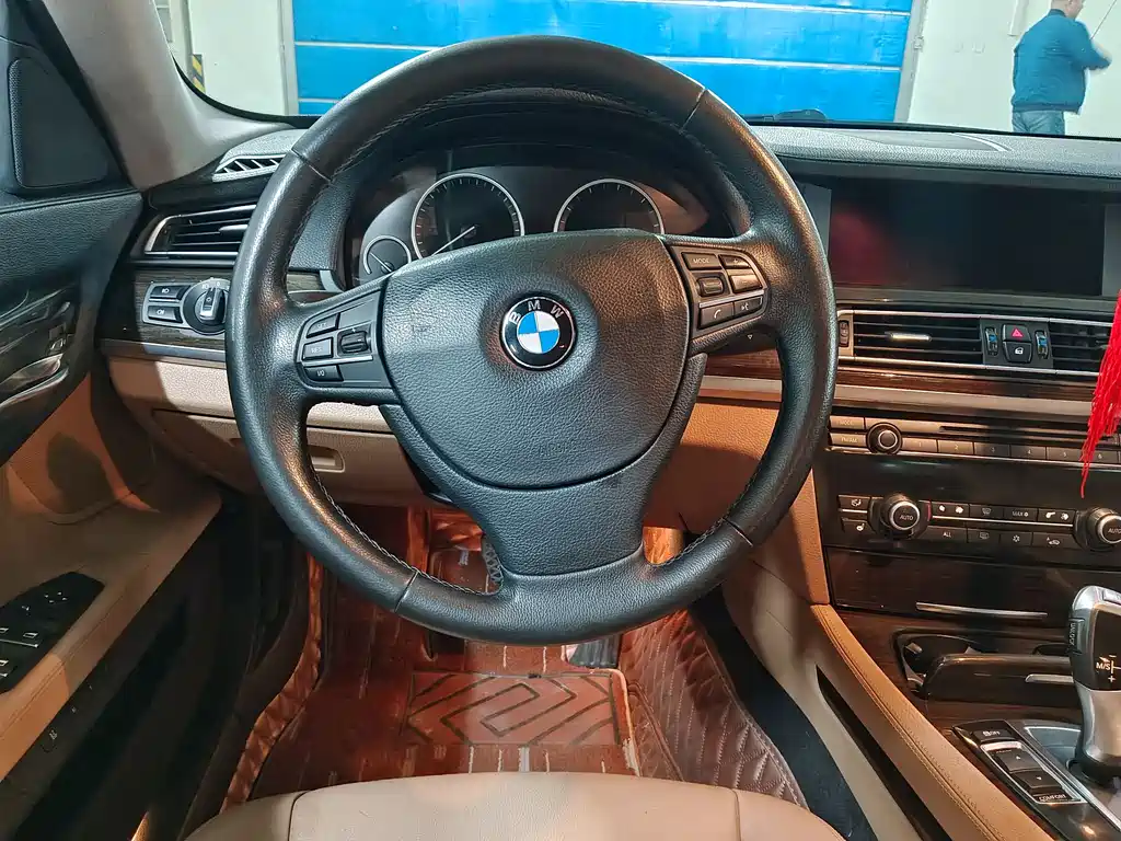 BMW 7 Series 2012 — фото 10