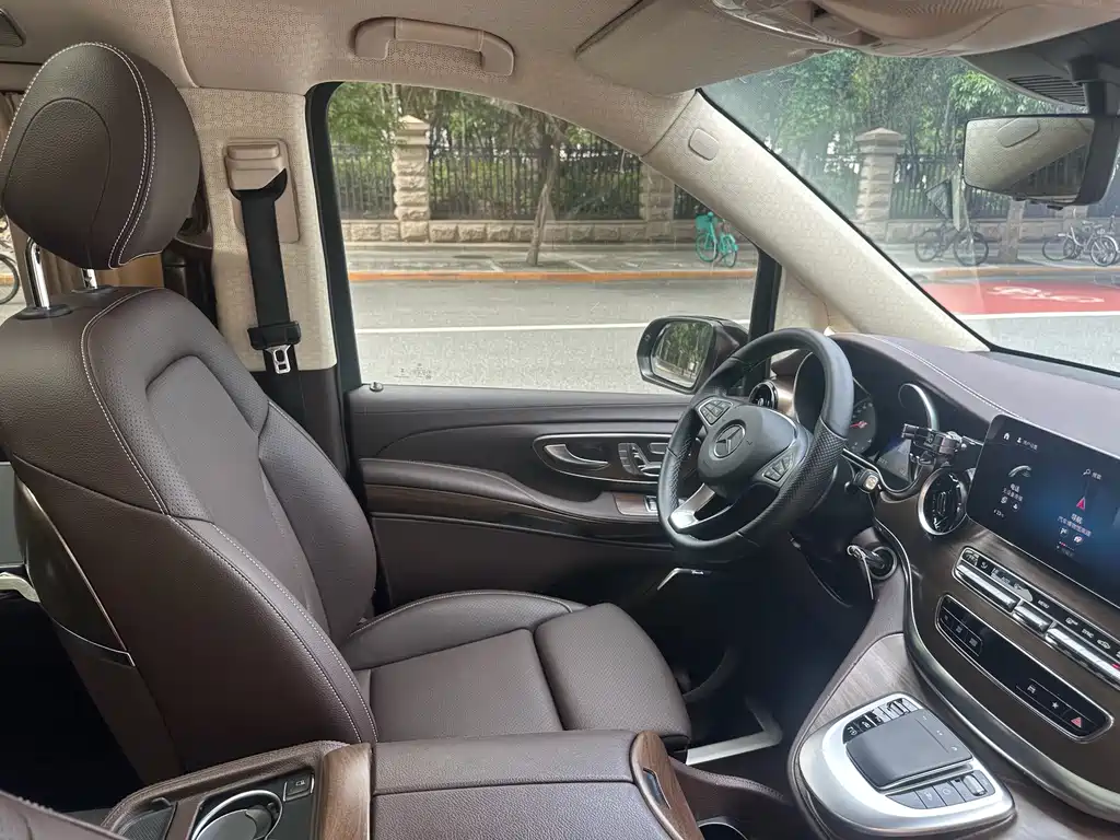 Mercedes-Benz V-Class 2023 — фото 13
