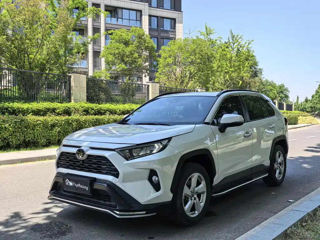 Toyota RAV4 2021 — фото 2
