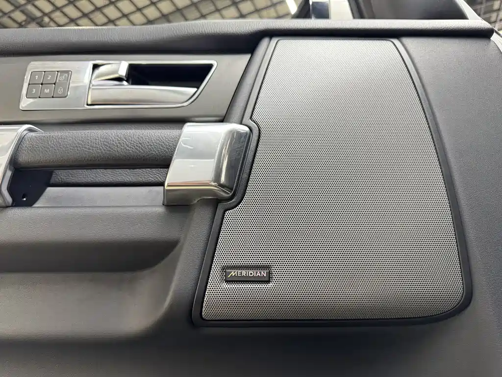 Land Rover Discovery 2016 — фото 11