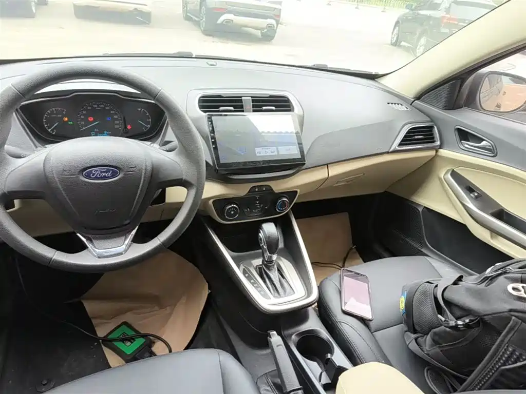 Ford Escort 2018 — фото 13