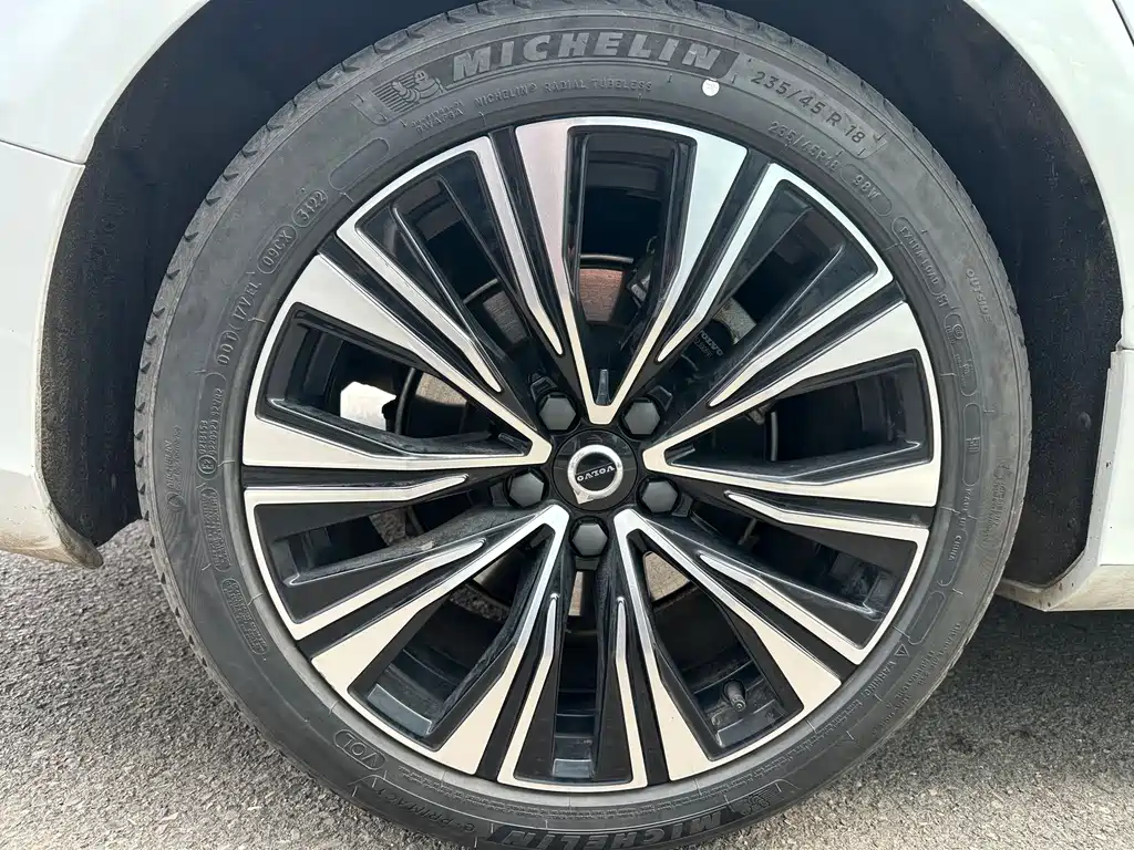 Volvo S60 2023 — фото 16