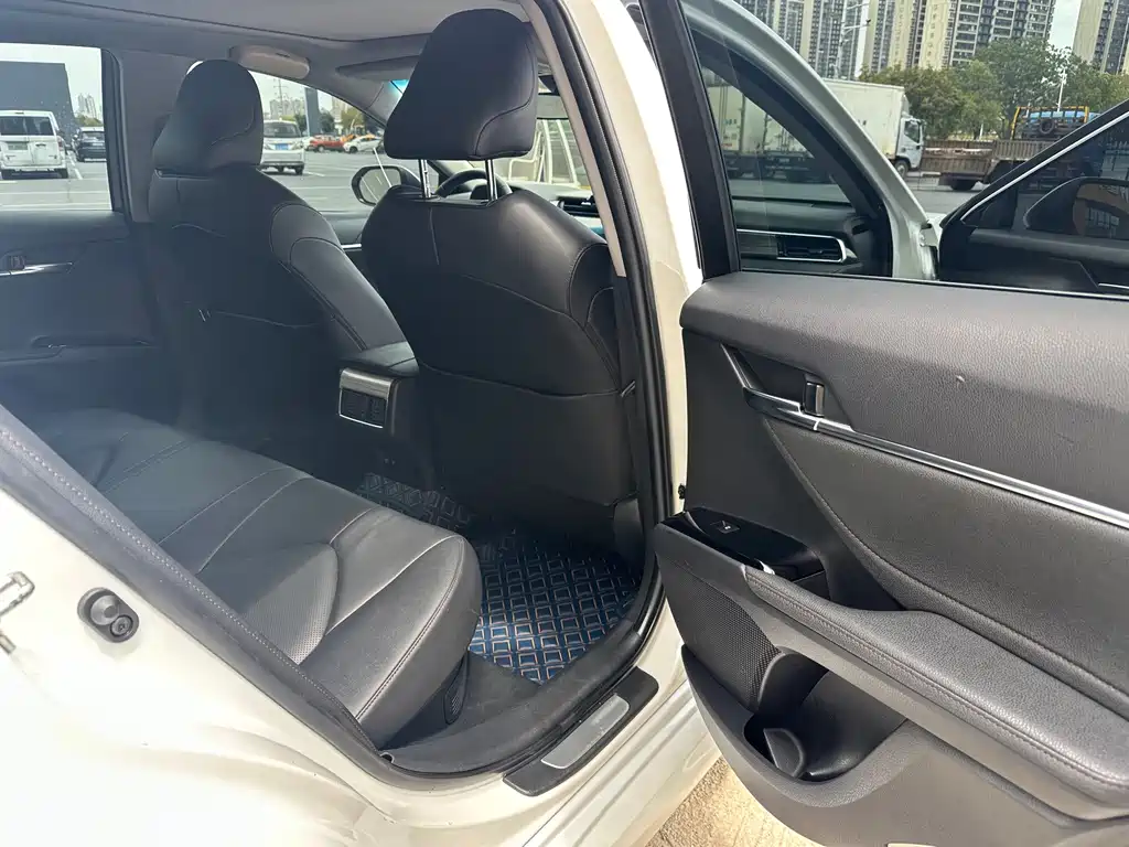 Toyota Camry 2019 — фото 14