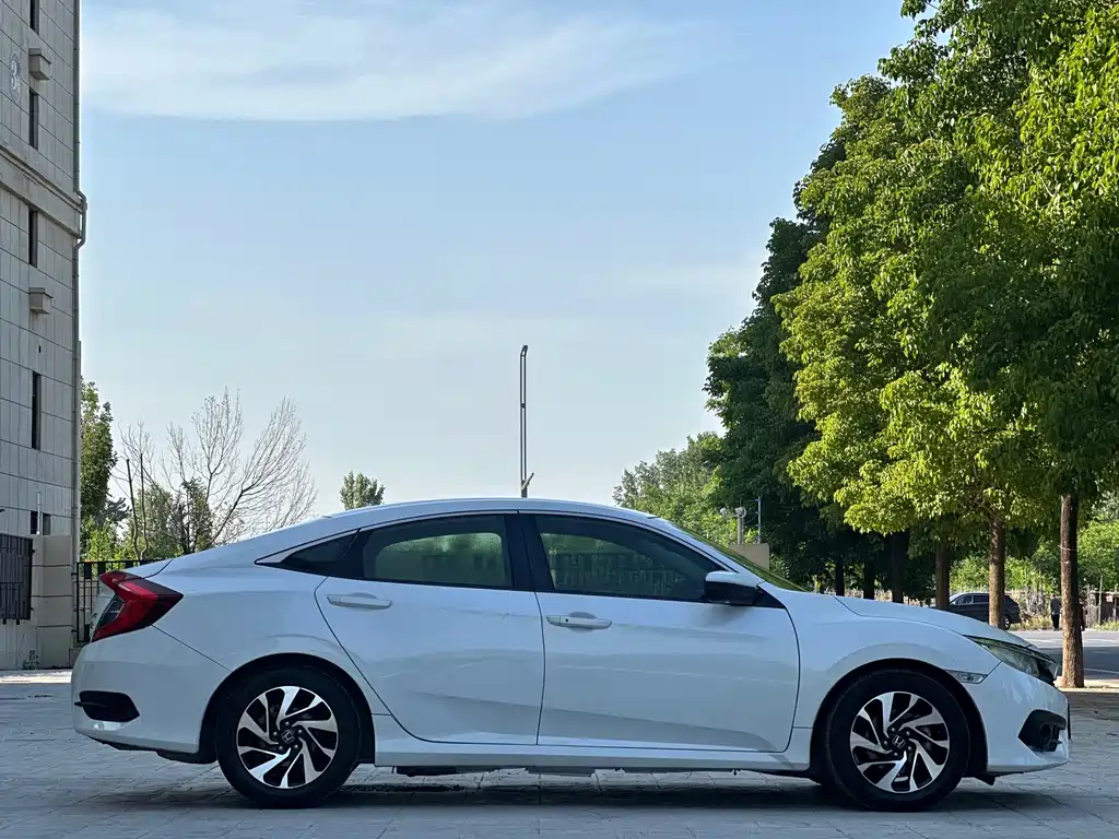 Honda Civic 2018 — фото 9