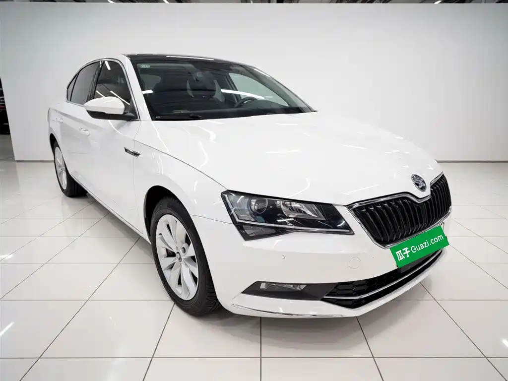 Skoda Superb 2019 — фото 23