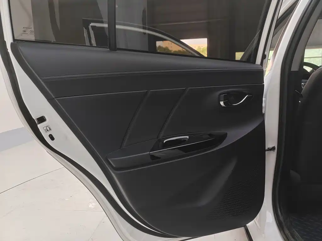 Toyota Yaris L 2022 — фото 19