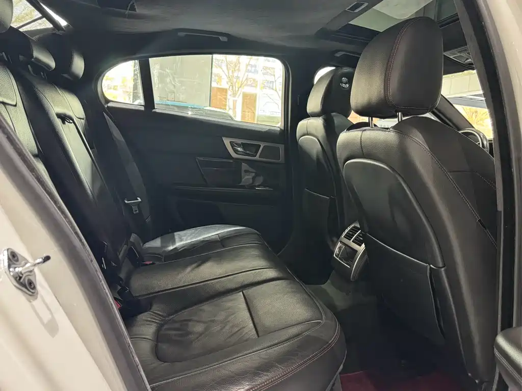 Jaguar XF 2015 — фото 22