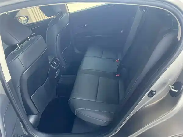 Lexus ES 2022