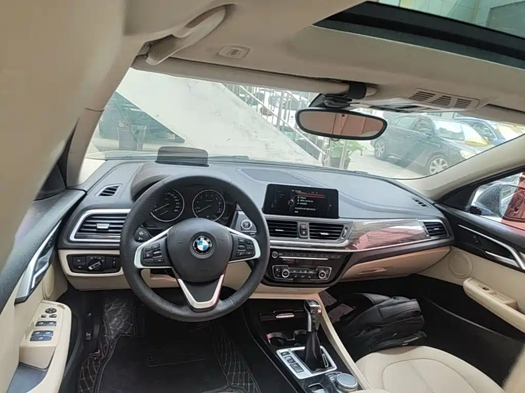 BMW 1 Series 2017 — фото 10