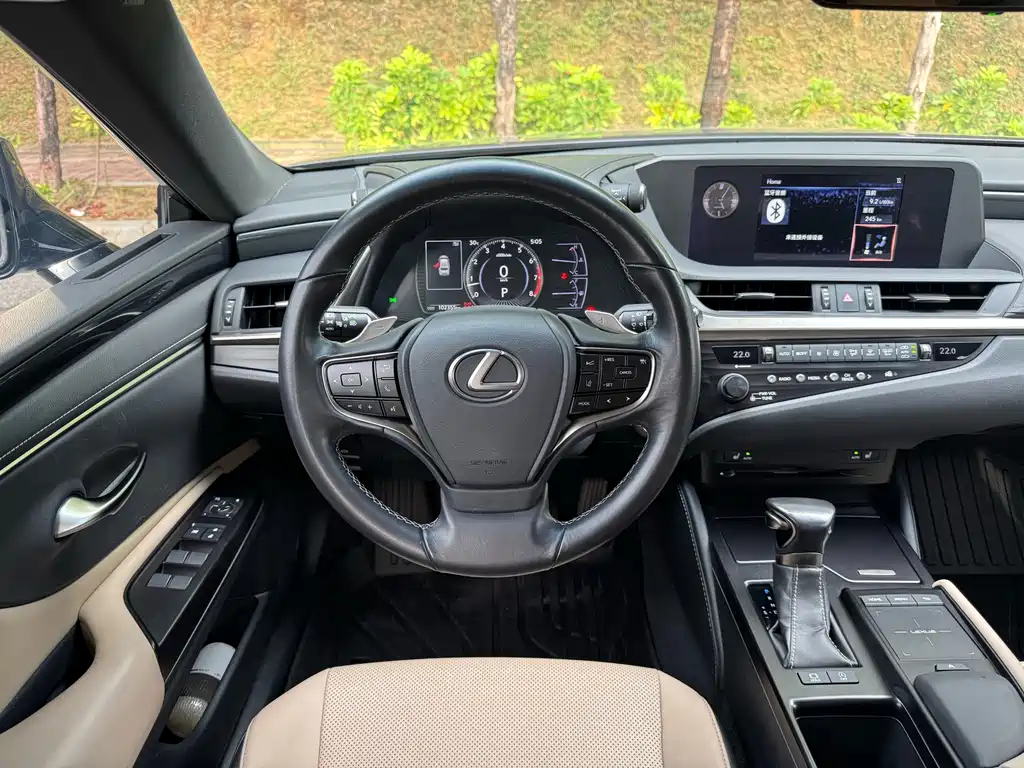 Lexus ES 2018 — фото 16