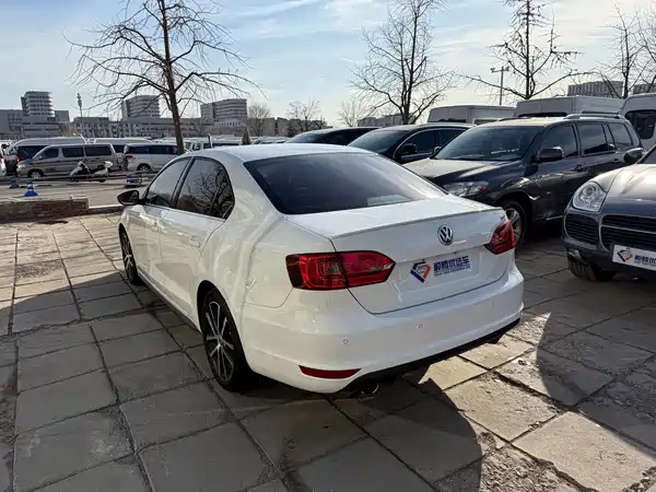 Volkswagen Sagitar 2014