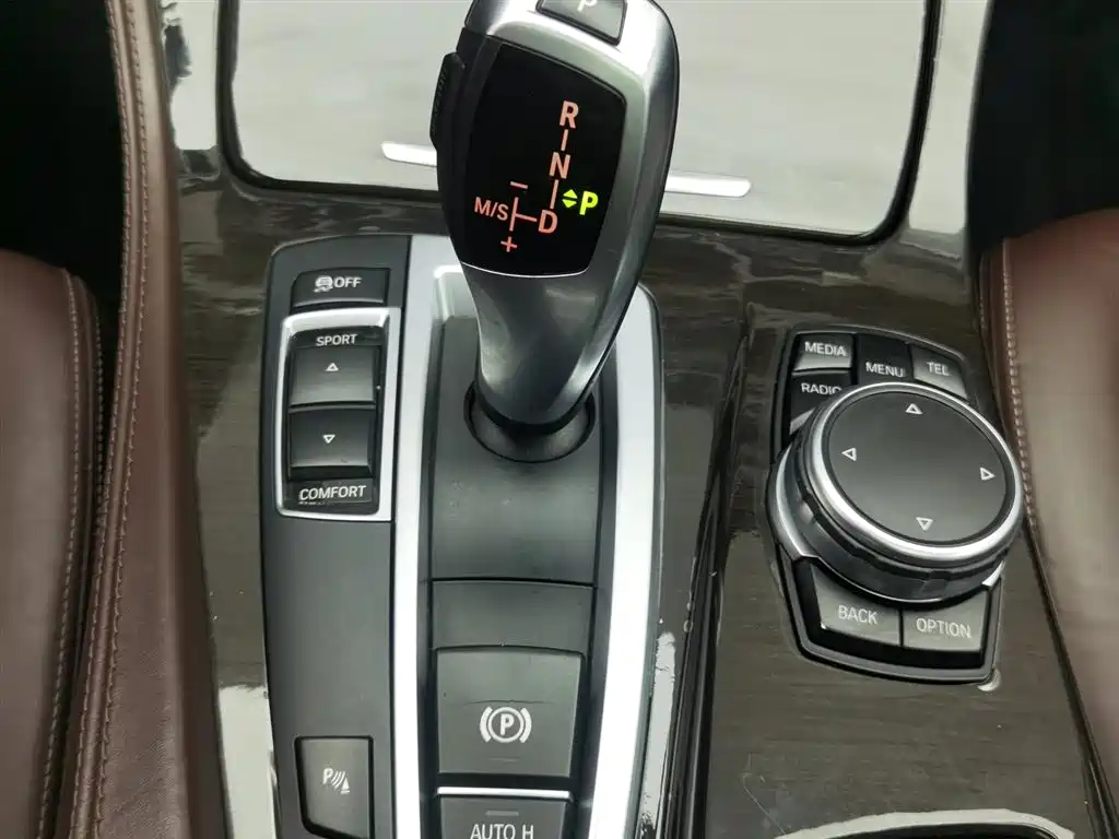 BMW 5 Series 2017 — фото 13