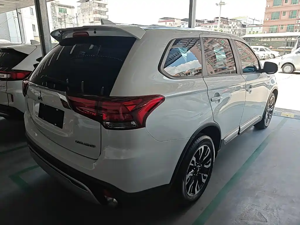 Mitsubishi Outlander 2021 — фото 7