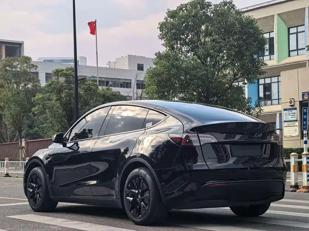 Tesla Model Y 2023 — фото 16