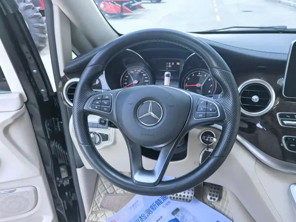 Mercedes-Benz V-Class 2018 — фото 25