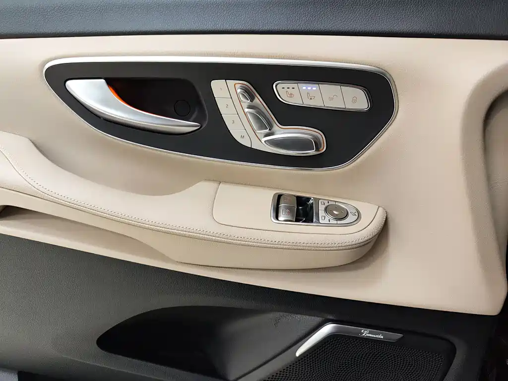Mercedes-Benz V-Class 2019 — фото 18