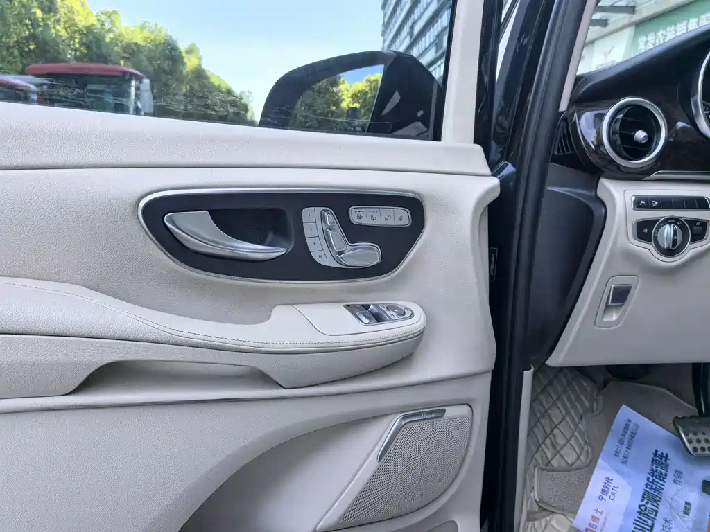 Mercedes-Benz V-Class 2018 — фото 12