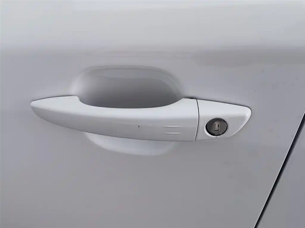 Peugeot 2008 2023 — фото 18