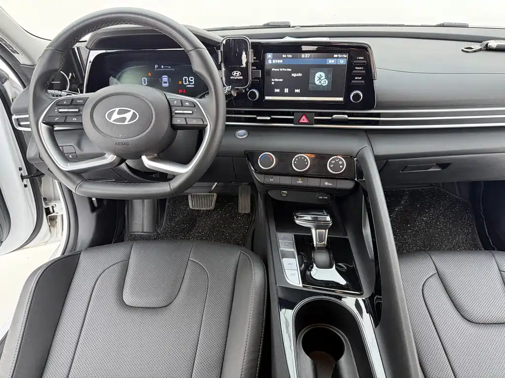 Hyundai Elantra 2024
