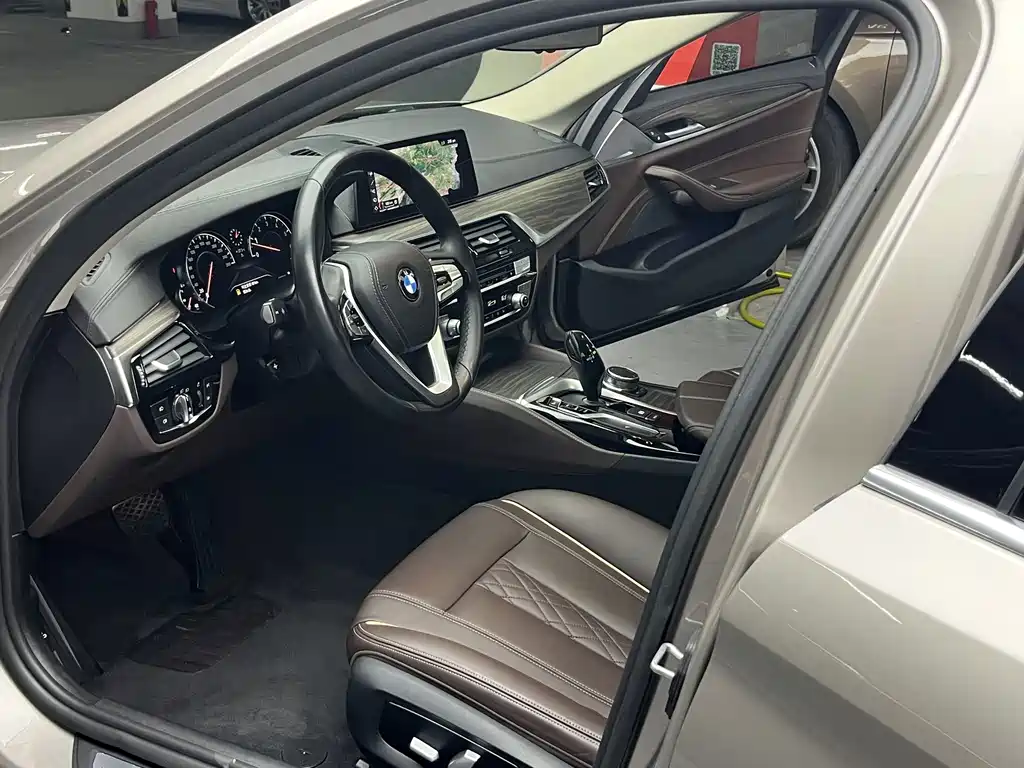 BMW 5 Series 2018 — фото 16
