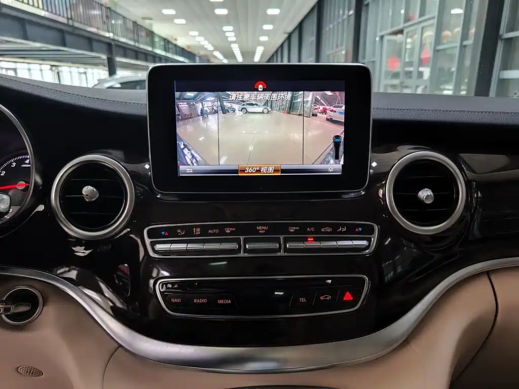 Mercedes-Benz V-Class 2019 — фото 16