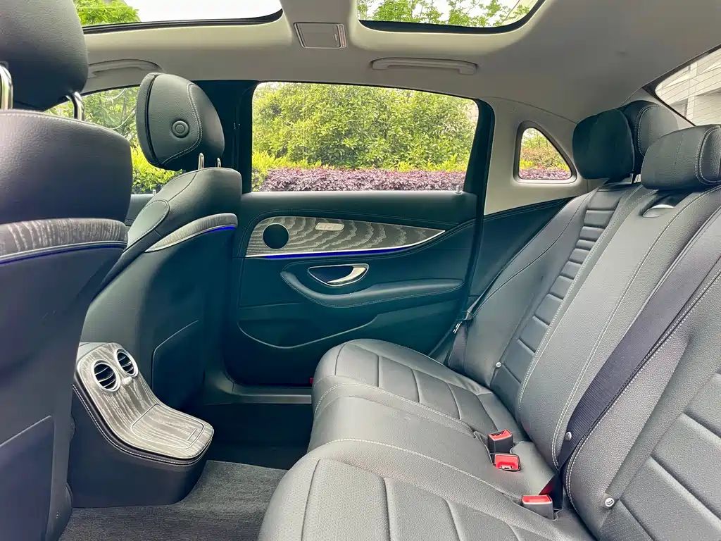 Mercedes-Benz E-Class 2023 — фото 13