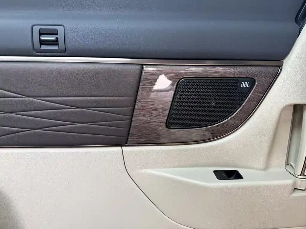 Toyota Vellfire 2023 — фото 11
