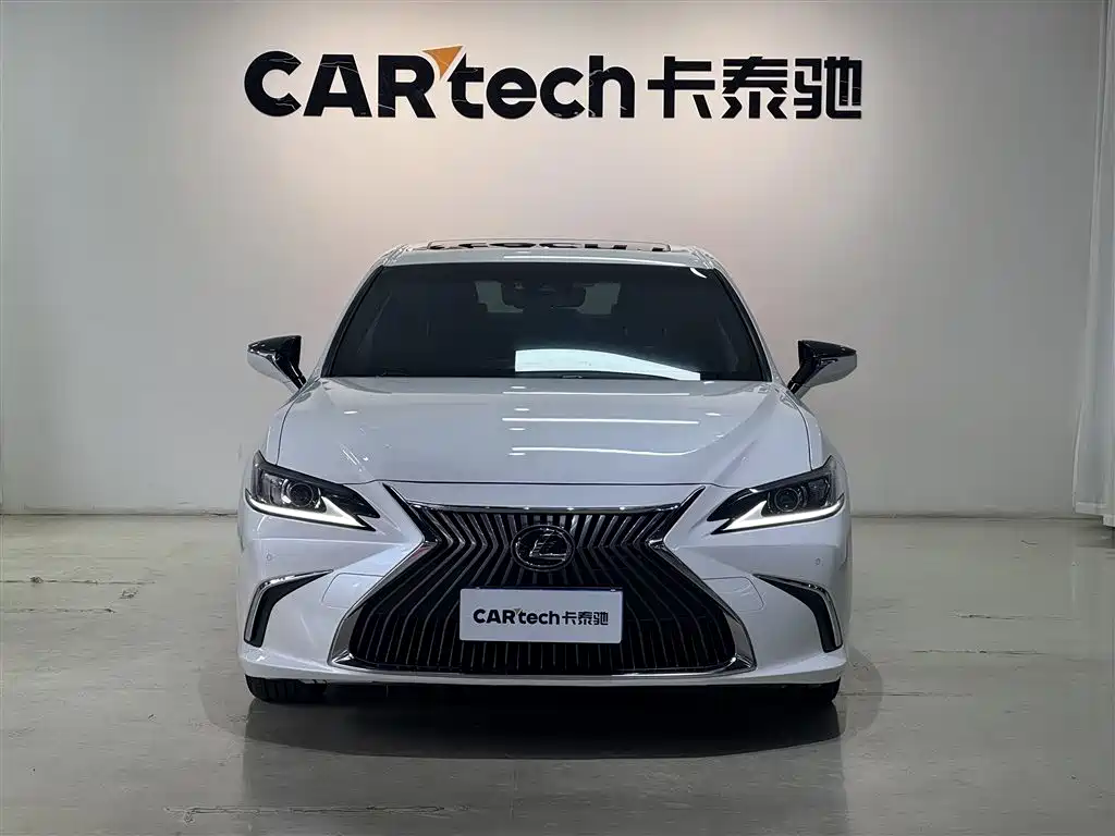 Lexus ES 2020