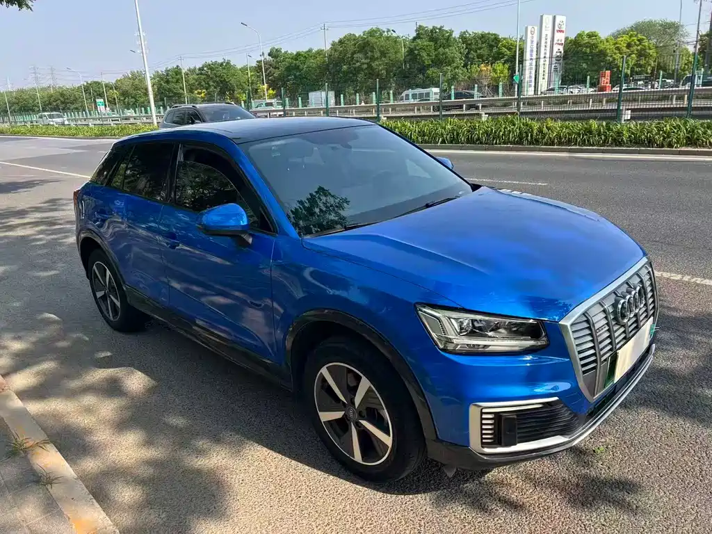 Audi Q2L e-tron 2020 — фото 2