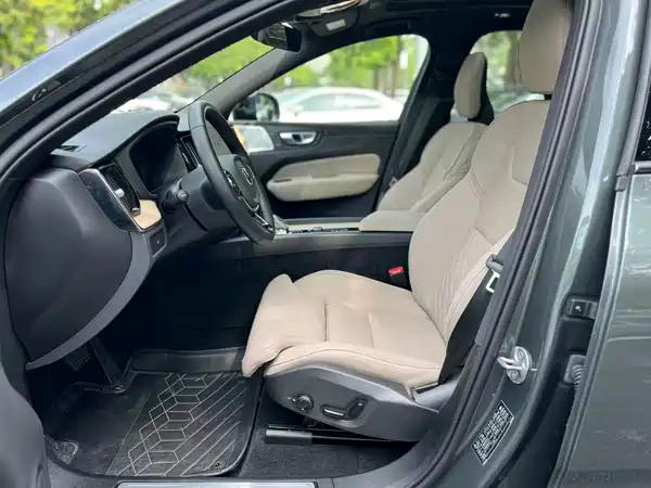 Volvo XC60 2025