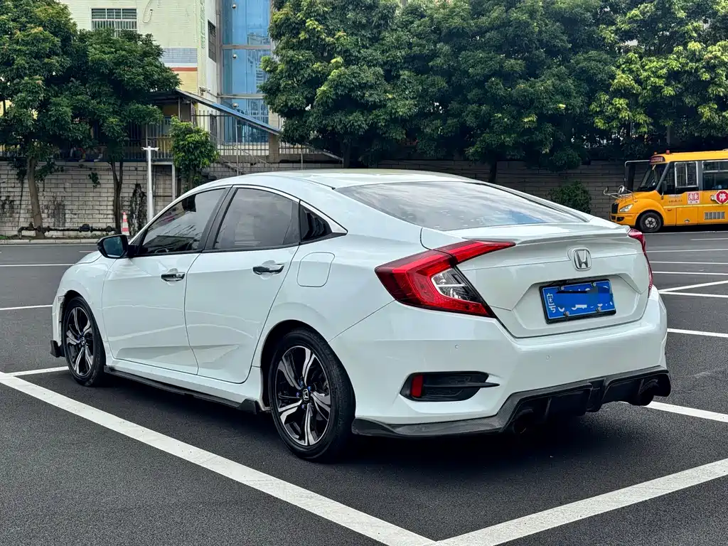 Honda Civic 2018 — фото 9