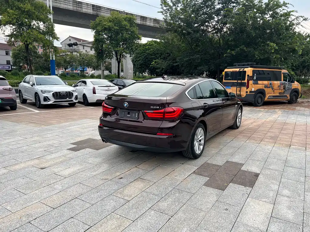 BMW 5 Series GT 2015 — фото 13