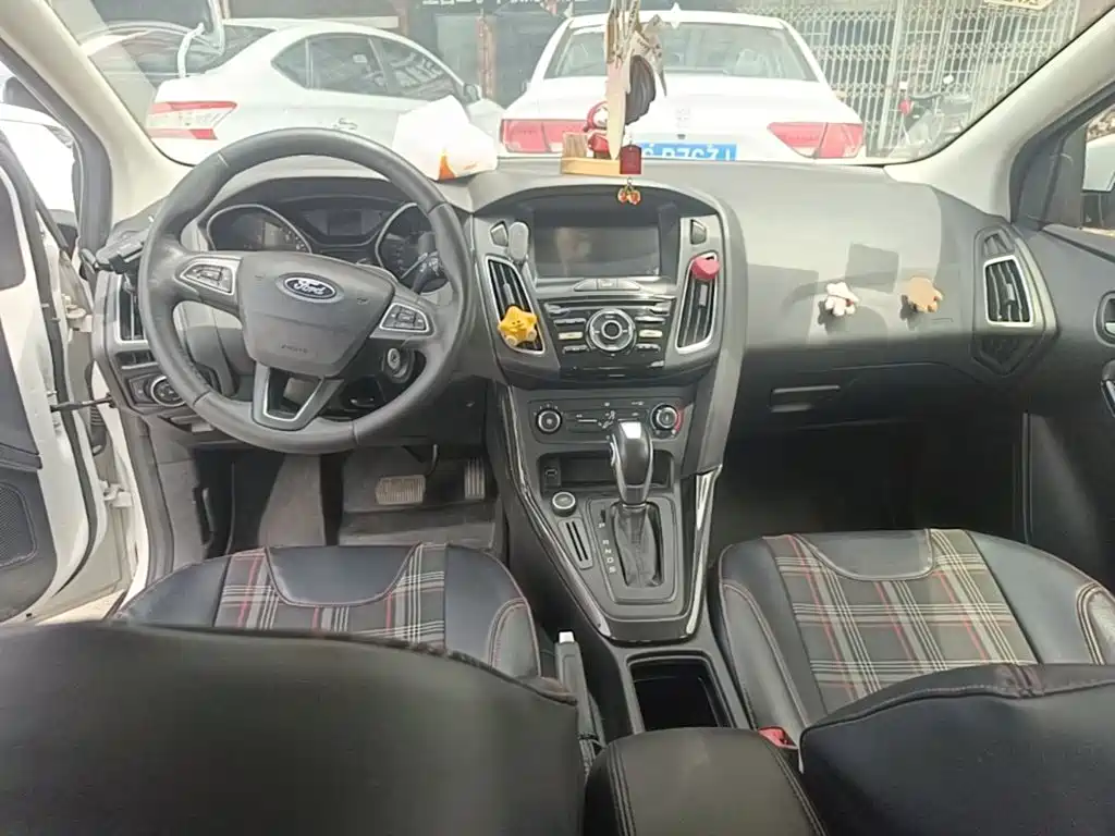 Ford Focus 2018 — фото 10