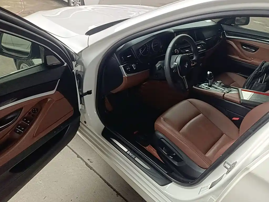 BMW 5 Series 2015 — фото 16