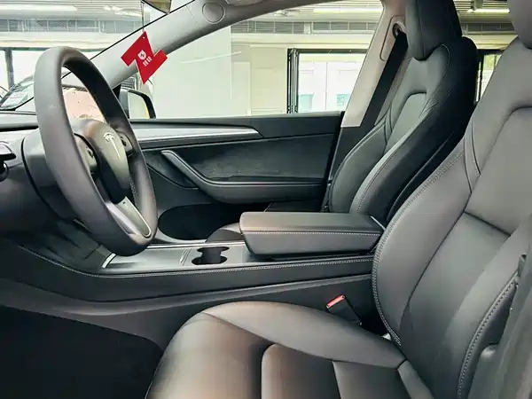 Tesla Model Y 2025