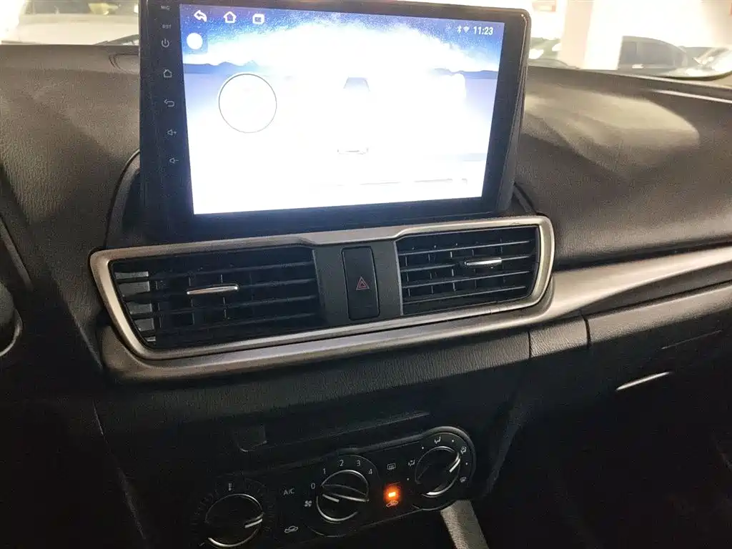 Mazda 3 Axela 2019 — фото 13