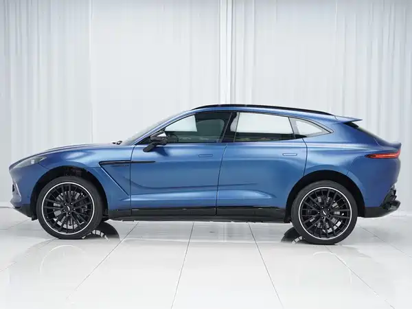 Aston Martin DBX 2022