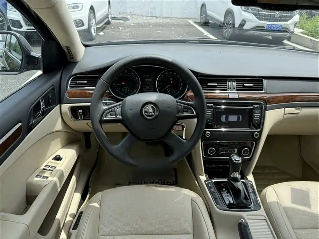 Skoda Superb 2015 — фото 12
