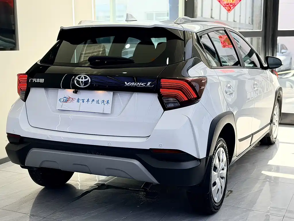 Toyota Yaris L 2023 — фото 10