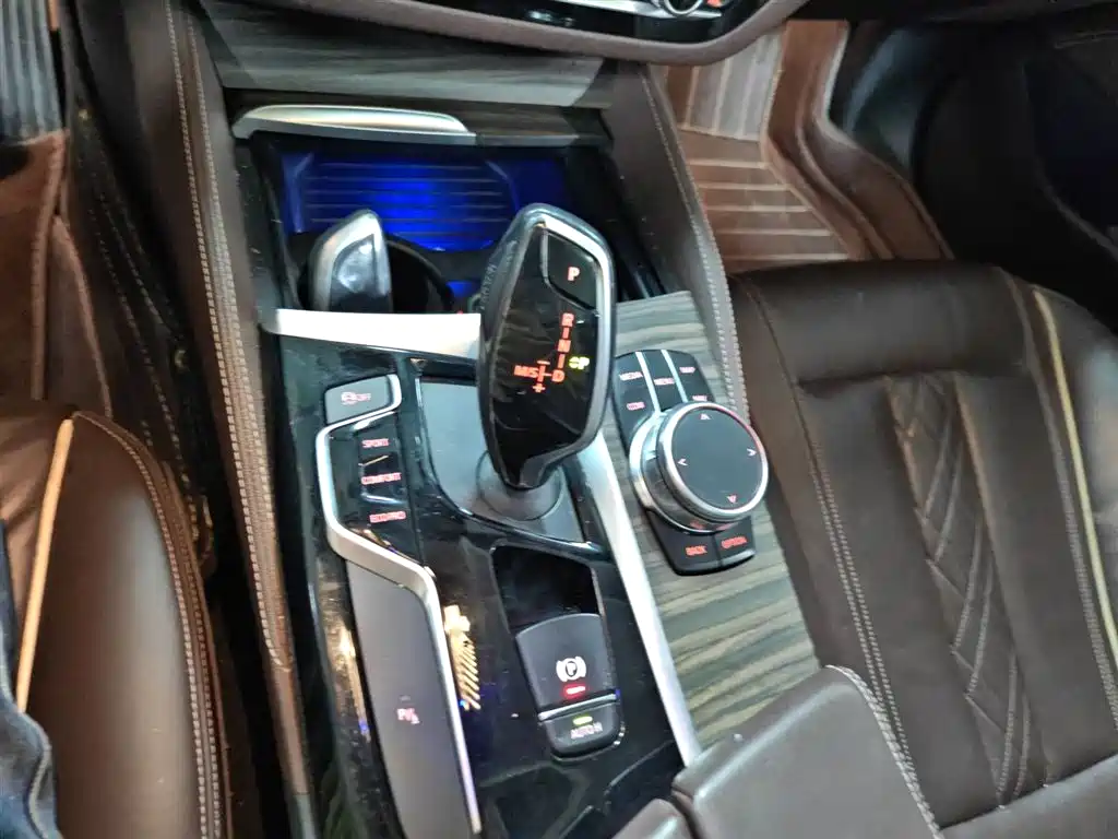 BMW 5 Series 2018 — фото 21