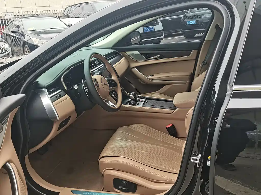 Jaguar XFL 2025 — фото 16