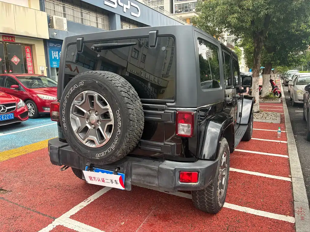 Jeep Wrangler 2015 — фото 9