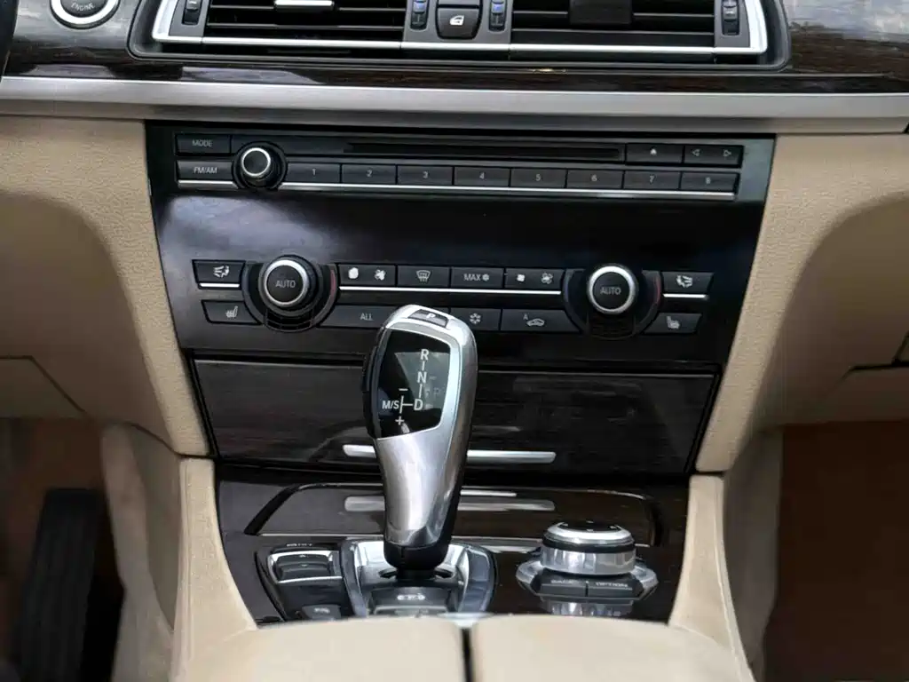 BMW 7 Series 2011 — фото 23