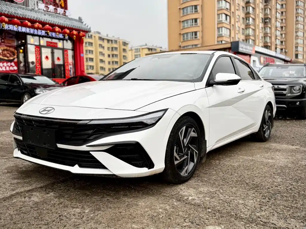 Hyundai Elantra 2023 — фото 1