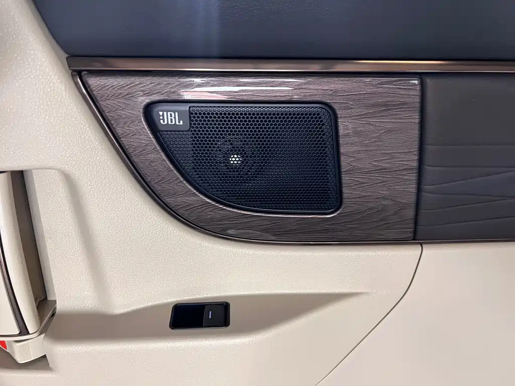 Toyota Alphard 2023 — фото 27