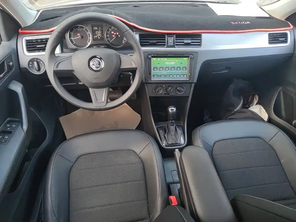 Skoda Rapid Spaceback 2017 — фото 10