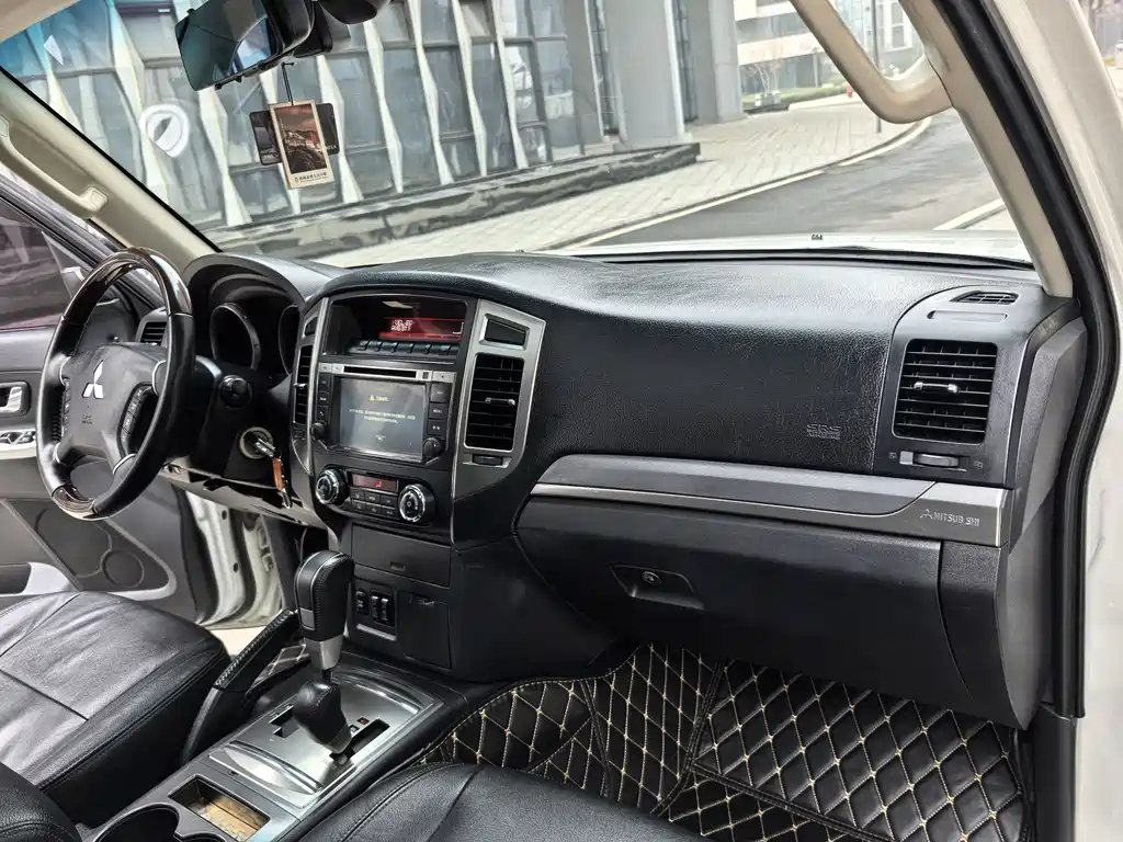 Mitsubishi Pajero 2017 — фото 19