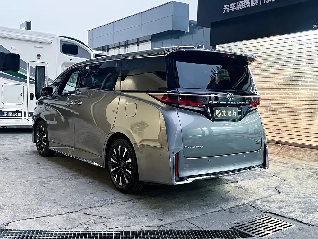 Toyota Vellfire — фото 3